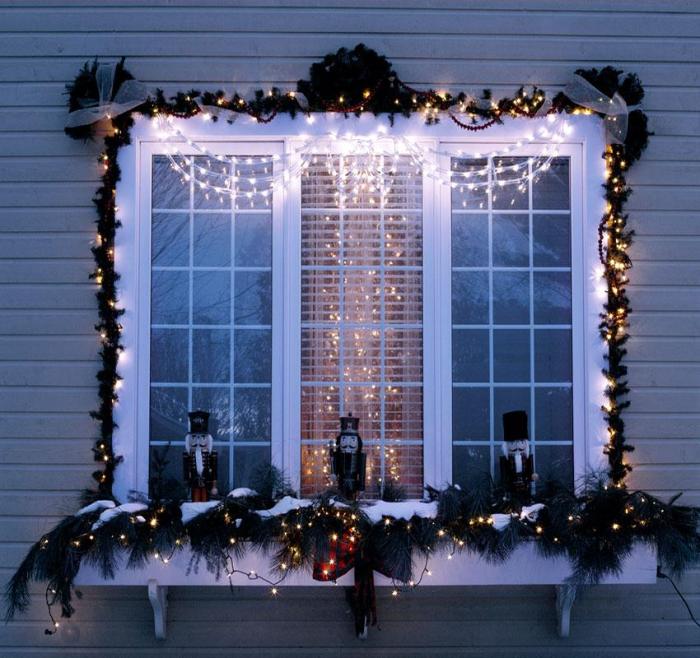 Outdoor window decor for christmas