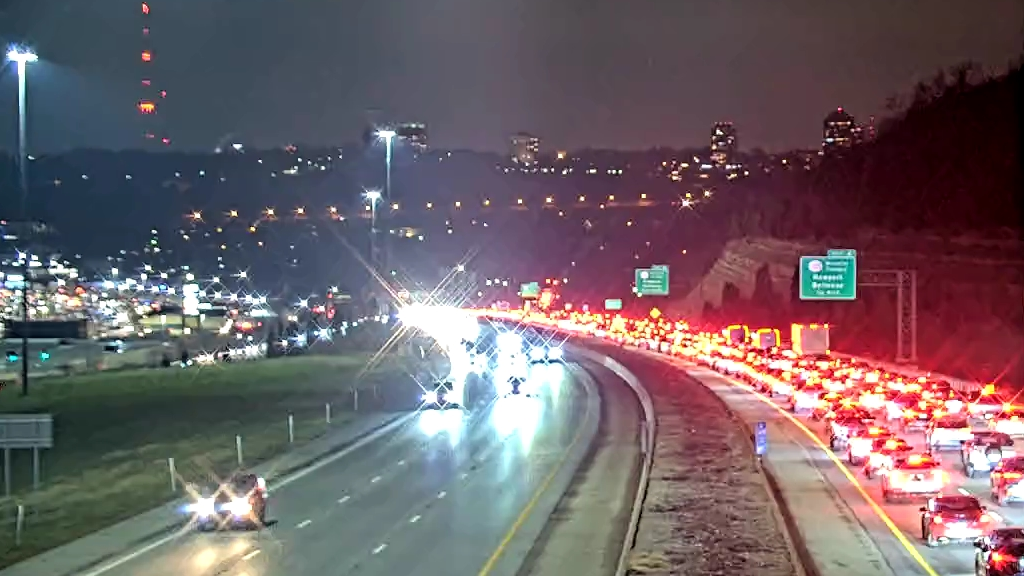 Crash closes all lanes on Interstate-471 northbound near Big Mac Bridge