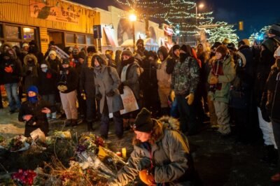 Witness videos complicate official account of Alex Pretti shooting