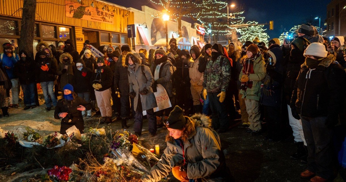 Witness videos complicate official account of Alex Pretti shooting