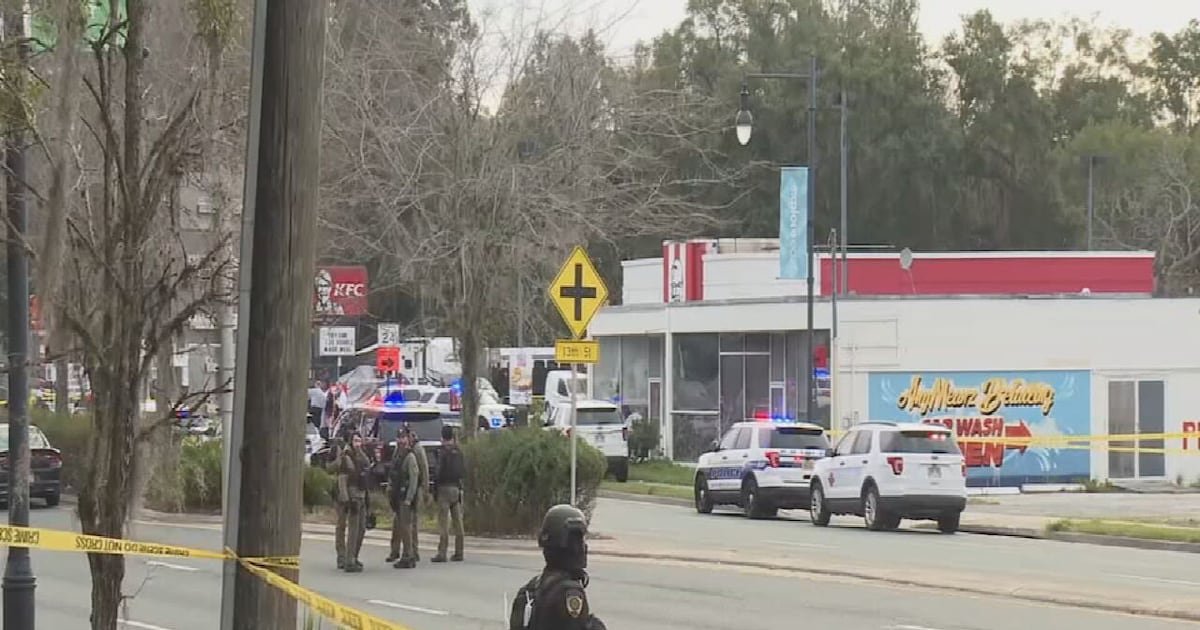 2 Gainesville police officers shot; gunman killed after lumber store shooting – WFTV