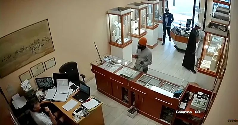 5 Men Try Robbery With Bear Spray, Owner Grabs More ‘Potent’ Weapon