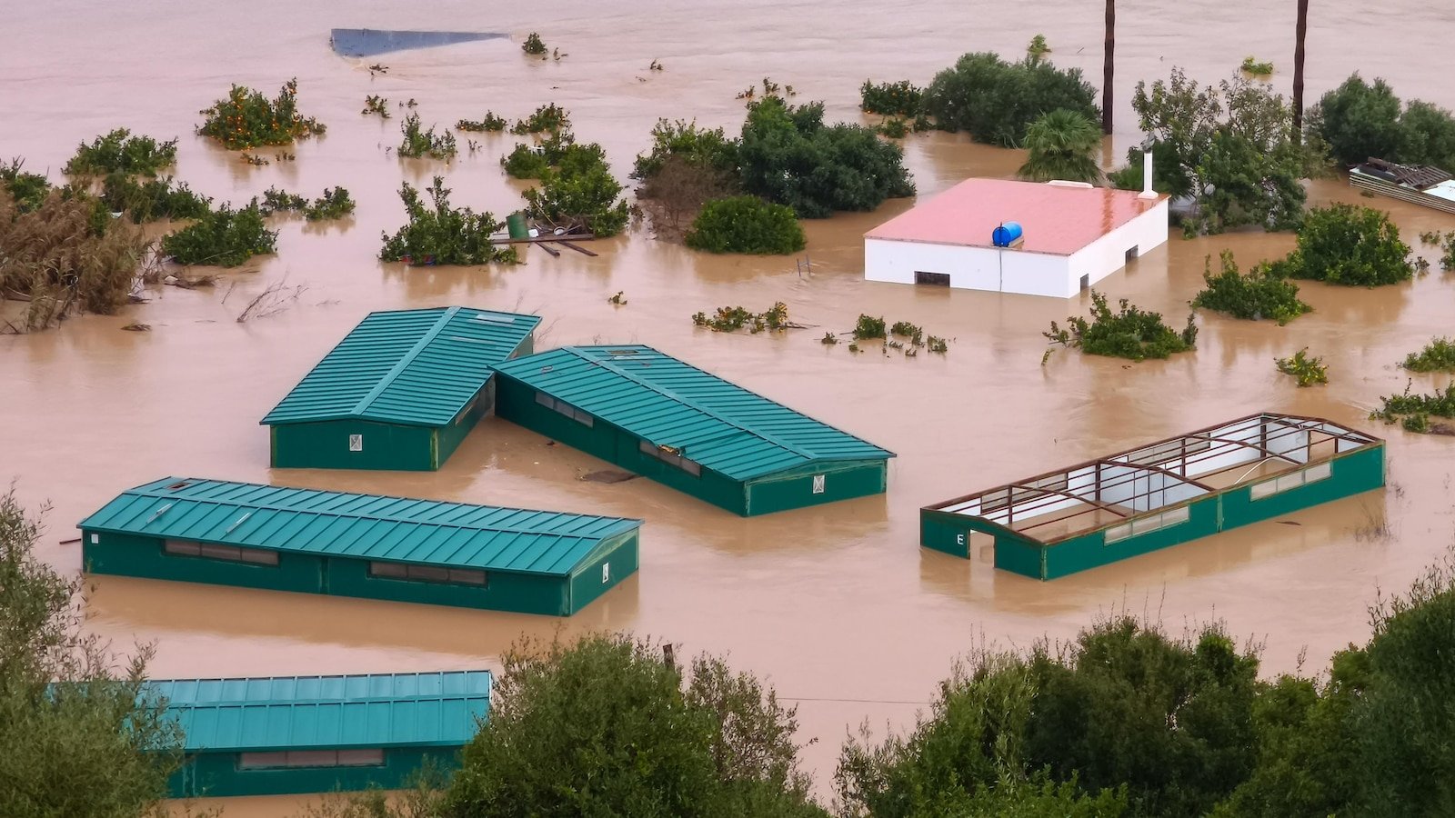 Storm Leonardo slams Spain and Portugal, leaving 1 dead and a girl missing